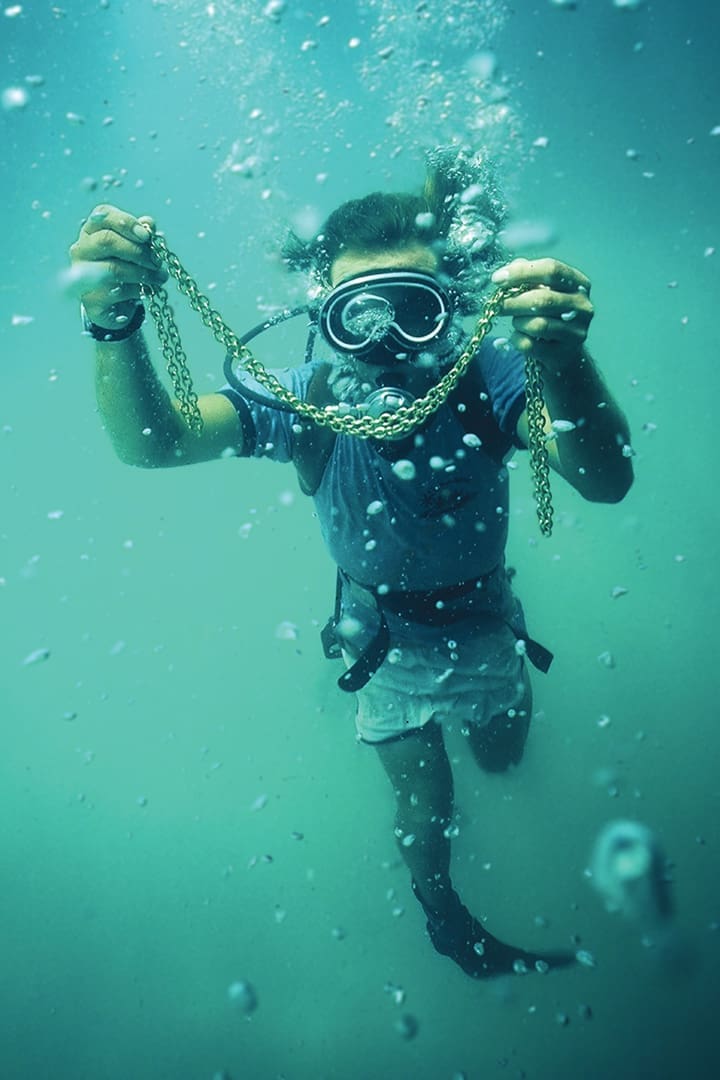 ICON TREASURE 72.DIVERUNDERWATERWITHCHAIN.EP