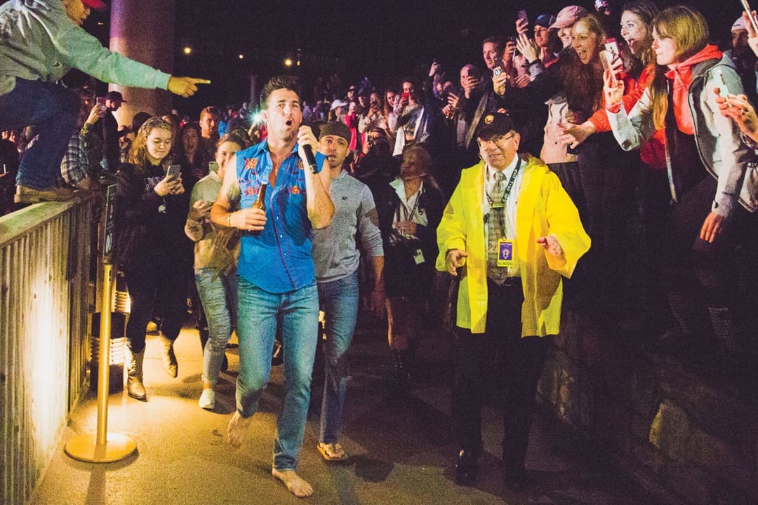 Jake Owen: The Sunshine Son 7 Owen runs through the crowd at a show in Vienna, Va in 2018.
