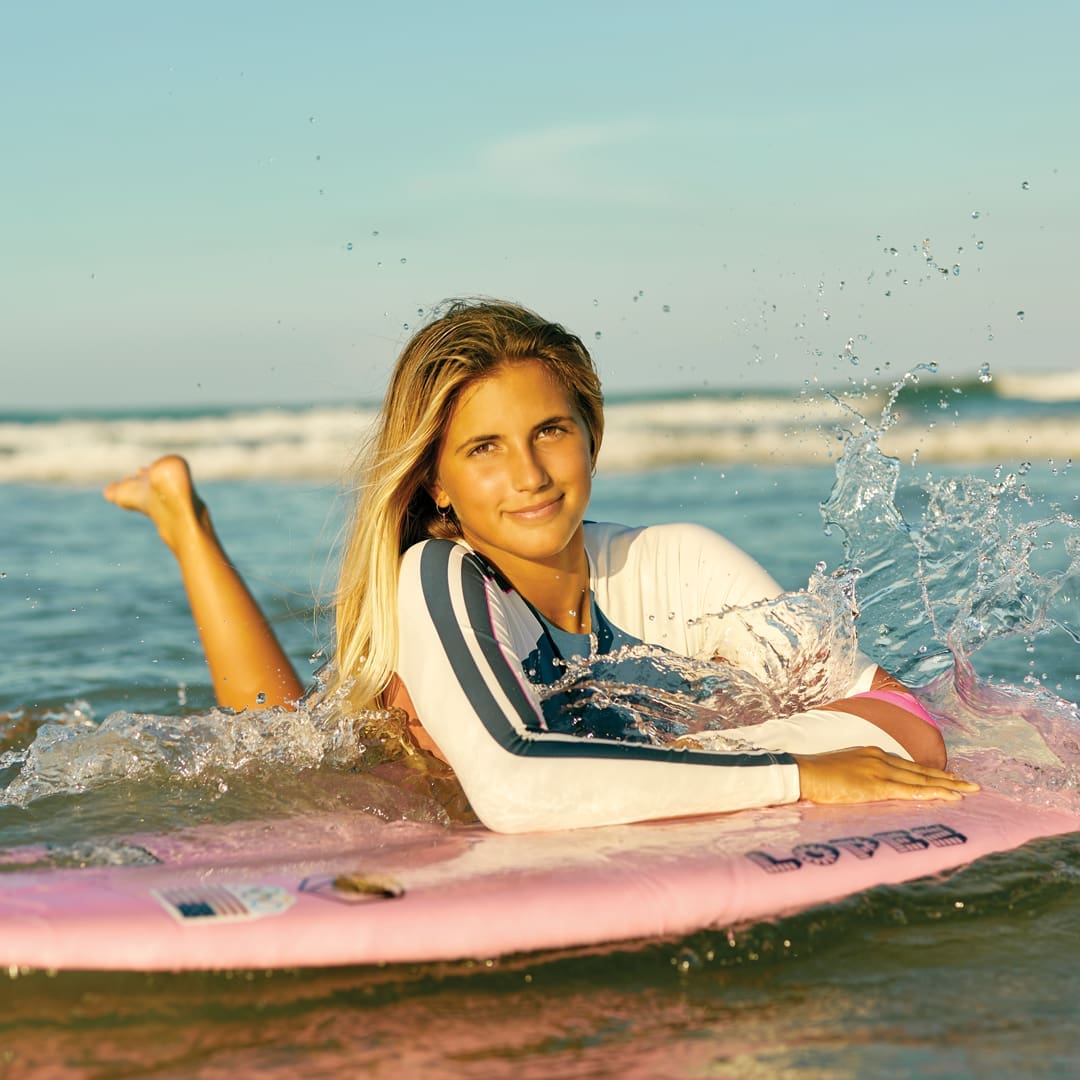 COVER.V16.finals flamingomag zoesurfer mbkoeth 1n3a9573 rev.sq