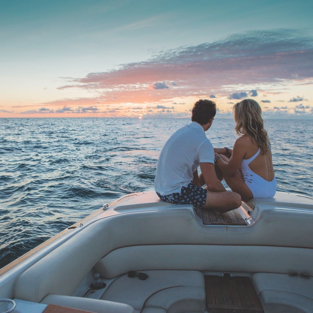 featimage PARIDISE ADV.V20.Couple on a Boat Watching Sunset