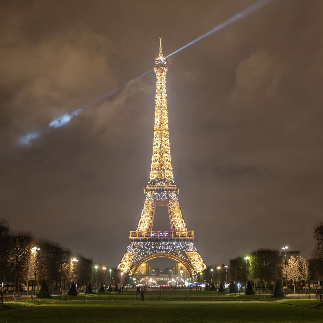 SQ Tour Eiffel illuminee depuis Champs de Mars E.Li 2