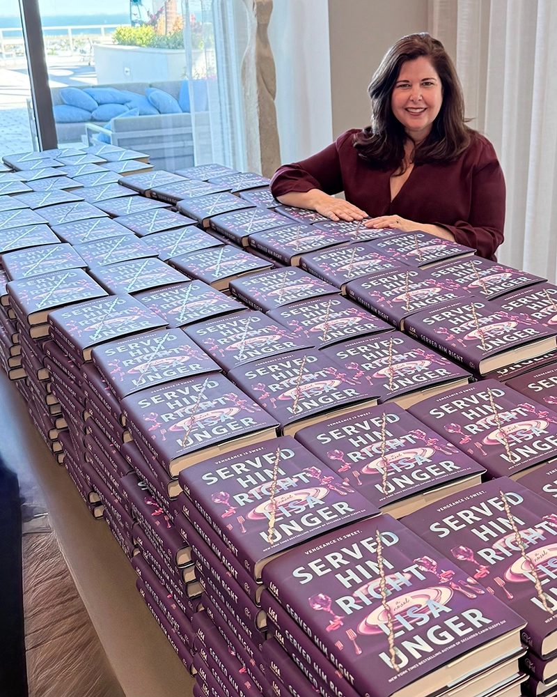 Lisa Unger's Latest Novel is Something From Florida's Dark Side 3 Lisa Unger signs copies of her books
